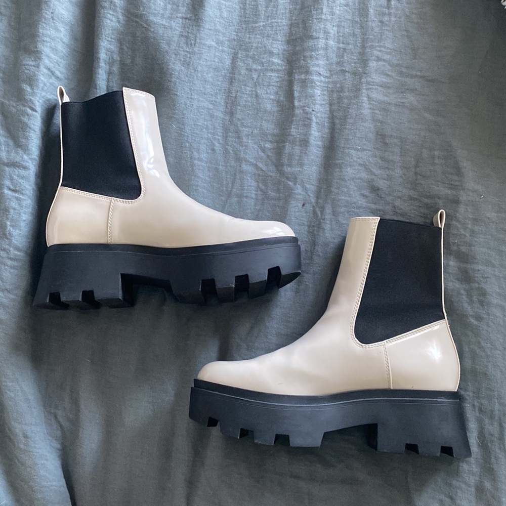 Iris Lug Chelsea Boot In Ivory. Size 8